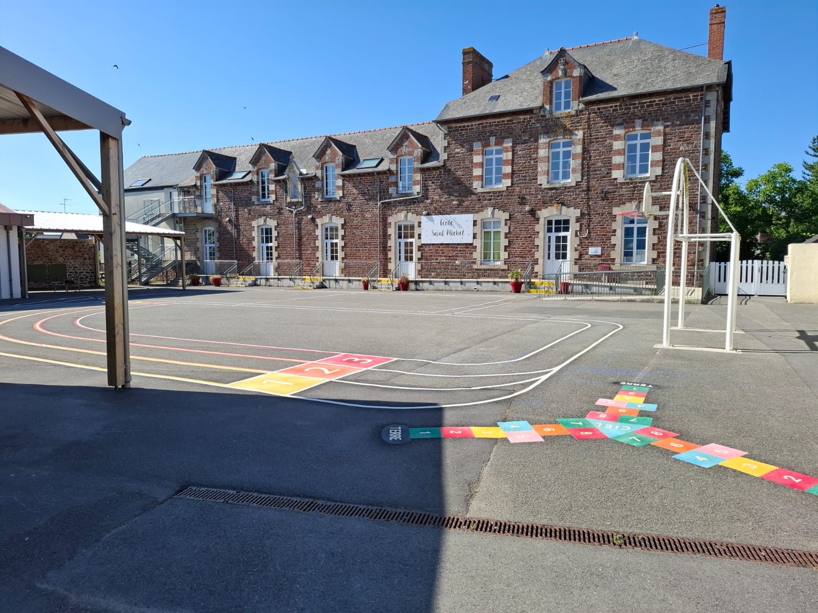 La cour et les bâtiments de l’école Saint-Michel de Bédée